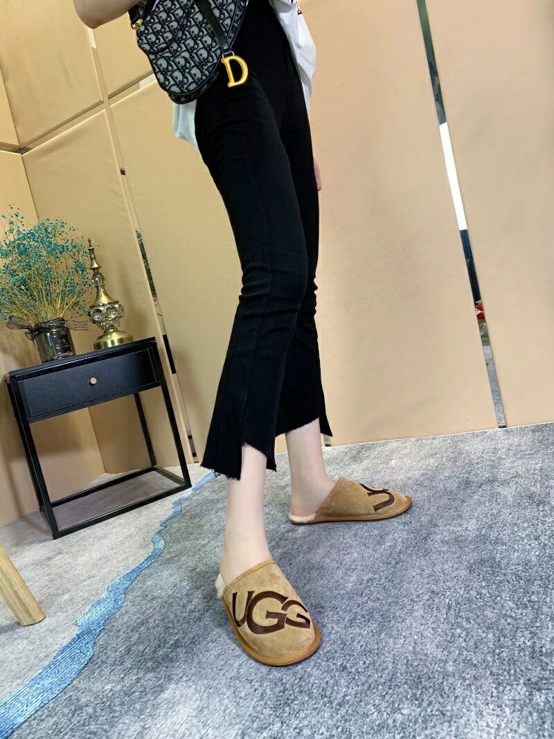 Chestnut G-Logo Indoor Slippers — New Arrival | In Stock