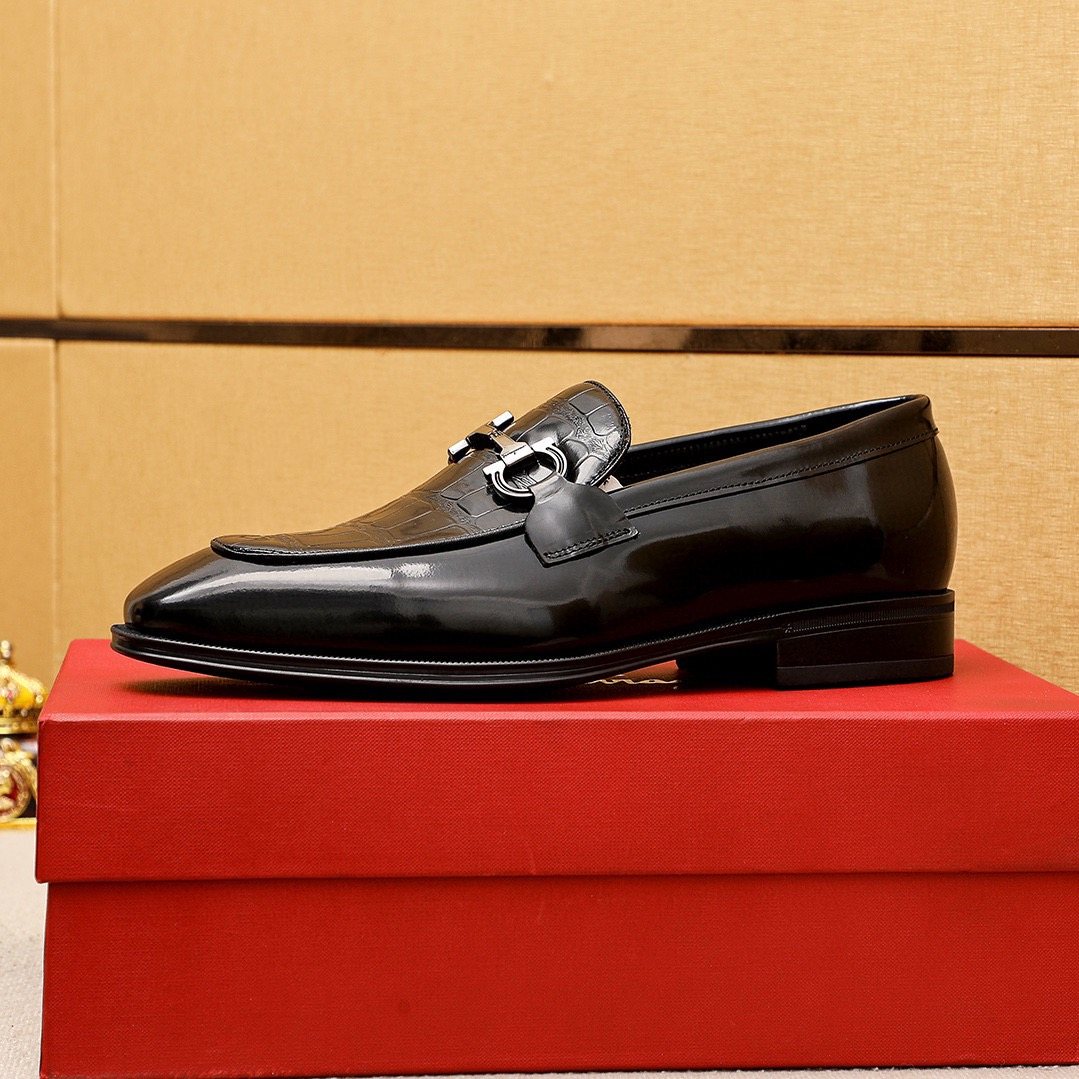 Ferragamo Men's Black Textured Bit Loafers - Low-Profile Heel