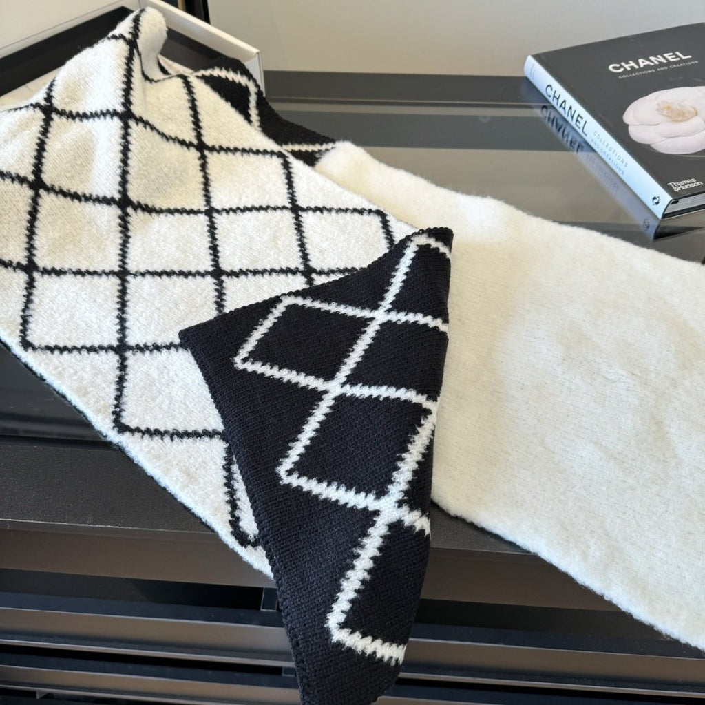 Chanel Reversible Ivory & Black Knit Scarf